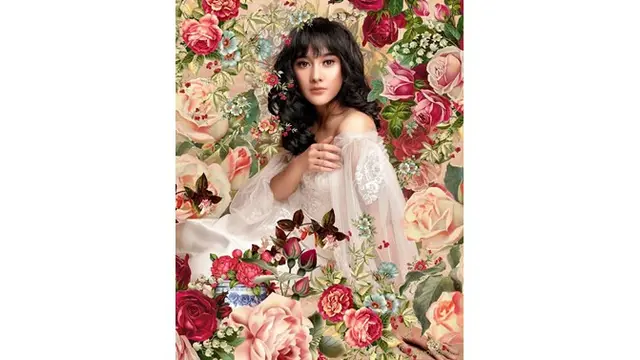 Pemotretan kali ini Naysilla Mirdad menata rambut panjangnya dengan gaya wavy hair, berpotongan poni depan yang cantik.