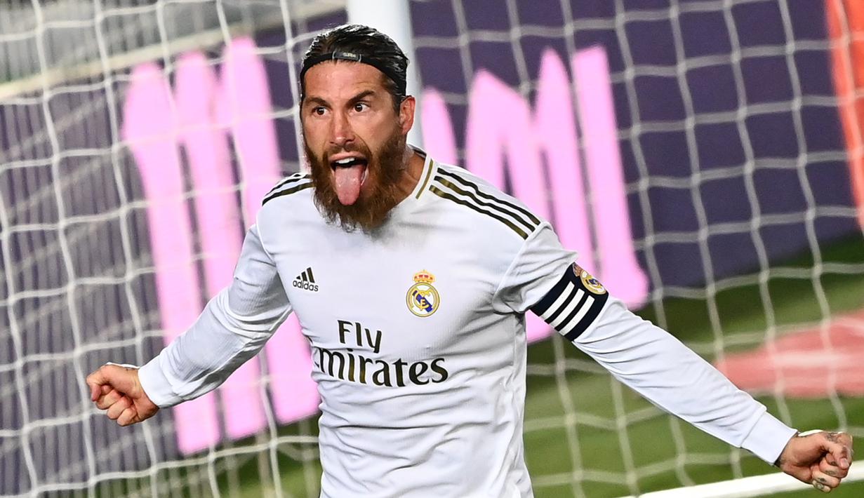 3. Sergio Ramos (34 tahun) - Sergio Ramos menjadi bek tersubur di kompetisi Liga Spanyol dan jagat sepak bola saat ini. Musim lalu pemain asal Spanyol ini menjelma menjadi bek rasa striker dengan torehan 11 gol bersama Real Madrid di kompetisi Liga Spanyol. (AFP/Gabriel Bouys)