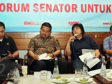 Menteri LHK, Siti Nurbaya (kedua kanan) dan Ketua Komisi III DPD RI Parlindungan Purba (kedua kiri) pada dialog Forum Senator untuk Rakyat "Hutan Indonesia di Persimpangan Nawacita" di kawasan Cikini, Jakarta, Minggu (31/5). (Liputan6.com/Helmi Afandi)