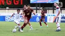 Pemain Arema FC, Evan Dimas, berusaha melewati pemain PSM Makassar pada laga BRI Liga 1 di Stadion PTIK, Jakarta, Sabtu (4/2/2023). PSM Makassar menang dengan skor 1-0. (Bola.com/M. Iqbal Ichsan)
