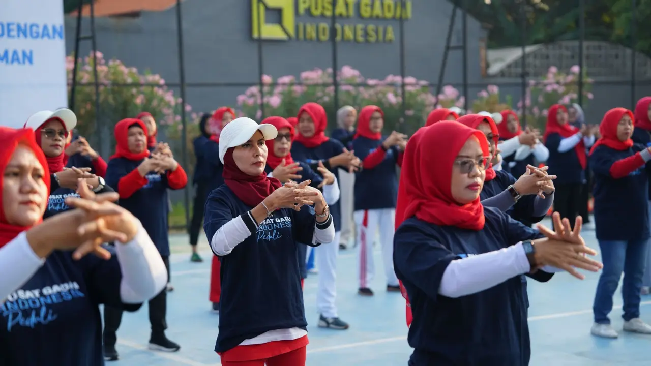 Pusat Gadai Indonesia (PGI) mengajak masyarakat senam bersama dan berbagi bantuan. (Istimewa)