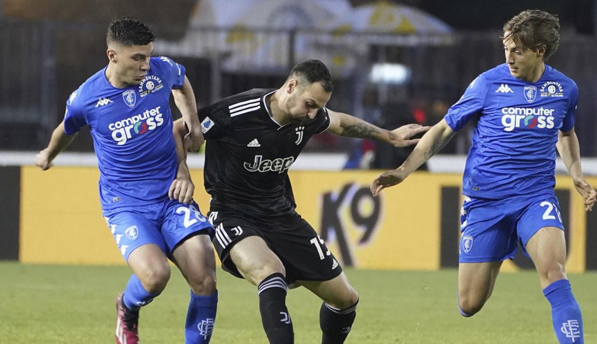 Pemain Juventus, Federico Gatti, diadang pemain Empoli, Nicolo Cambiaghi dan Jacopo Fazzini pada pekan ke-36 Liga Italia 2022/2023 di Stadio Carlo Castellani, Senin (22/5/2023). Juve kalah telak 1-4 dari Empoli. (Marco Bucco/LaPresse via AP)