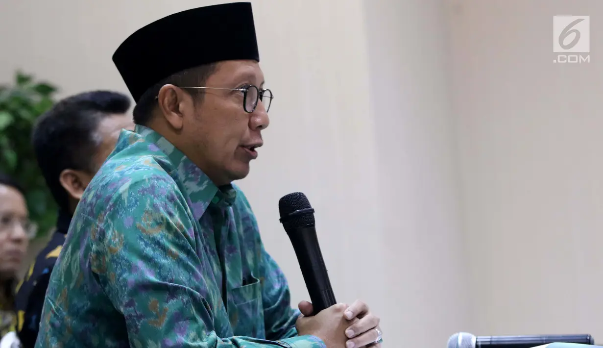 Menteri Agama, Lukman Hakim Saifuddin memberi pernyataan resmi terkait hasil OTT KPK terhadap dua pejabat kantor wilayah Kemenag terkait dugaan jual beli jabatan di Kementerian Agama, Jakarta, Sabtu (16/3). (Liputan6.com/Helmi Fithriansyah)