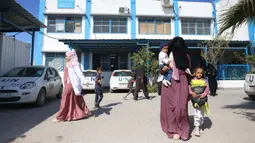 Pelarangan Israel terhadap operasi UNRWA menuai penentangan keras di tengah kebutuhan yang mendesak untuk layanan penting dan bantuan kemanusiaan di Gaza. (BASHAR TALEB/AFP)