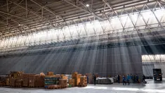 Anggota staf dan sukarelawan mengenakan masker menyiapkan pasokan medis di convention hall yang telah diubah menjadi rumah sakit darurat di Wuhan, Provinsi Hubei, China (4/2/2020). Sebuah pusat pameran diubah menjadi rumah sakit darurat untuk menampung pasien terinfeksi virus corona. (AFP/STR)