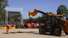 Petugas mengeluarkan mobil milik pembalap Scuderia Ferrari, Charles Leclerc dari gravel setelah terjadi senggolan dengan Lance Stroll di tikungan 3 dalam balapan Formula 1 GP Australia di Sirkuit Albert Park, Melbourne, pada Minggu (2/4/2023). (AP Photo/Scott Barbour)
