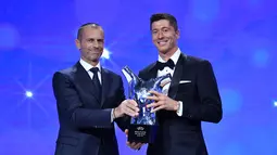 Penyerang Bayern Munchen, Robert Lewandowski menerima penghargaan Pemain Terbaik UEFA dari Presiden UEA Aleksander Ceferin dalam acara UEFA Awards di Genewa, Swiss (1/10/2020). (Harold Cunningham / AFP / UEFA)