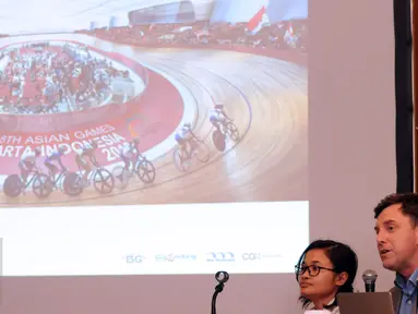 Director COX, Richard melakukan presentasi rancang konsep desain di Jakarta, Rabu (25/5/2016). PT Jakarta Propertindo resmi menggandeng ES Global untuk membangun ulang Stadion Balap Sepeda Velodrome Rawamangun. (Liputan6.com/Helmi Fithriansyah)