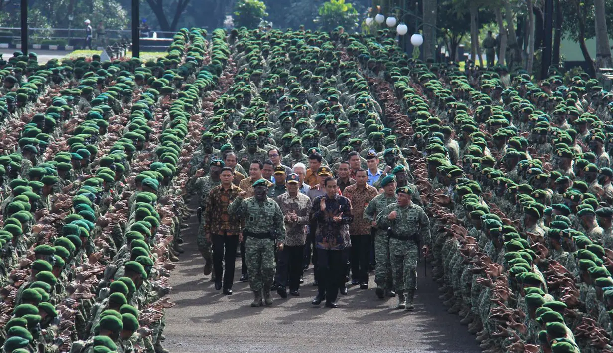 Jokowi berjalan ditengah barisan pasukan Kostrad saat mengunjungi Markas Divisi Infanteri 1 Kostrad Cilodong, Jawa Barat, Rabu (16/11).Presiden yang merupakan Panglima Tertinggi TNI ini disambut yel-yel 3.500 pasukan. (Biro Pres Kepresidenan)