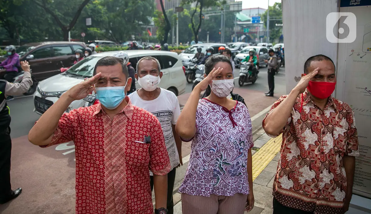 Peserta melakukan hormat saat mengikut upacara pengibaran bendera Merah Putih di depan Museum Sumpah Pemuda, Jakarta, Kamis (28/10/2021). Upacara tersebut dilaksanakan untuk memperingati Hari Sumpah Pemuda ke-93. (Liputan6.com/Faizal Fanani)