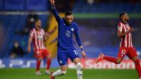 Gelandang Chelsea, Hakim Ziyech, mencetak satu dari dua gol kemenangan timnya atas Atletico Madrid pada laga leg kedua 16 besar Liga Europa, Kamis (18/3/2021) dini hari WIB. (AFP/Ben Stansall)