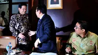 Ketua DPR RI, Setya Novanto (tengah) bersama wakilnya Fadli Zon (kanan) saat menyambut Ketua KPU, Husni Kamil Manik di Gedung Nusantara III Kompleks Parlemen, Senayan, Jakarta, Senin (4/5/2015). (Liputan6.com/Andrian M Tunay)