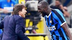 Karir Romelu Lukaku dinilai telah habis di Manchester United yang membuatnya terbuang ke Inter Milan. La Beneamata yang kala itu dilatih Antonio Conte sukses mengubah citra sang pemain dari beban lelucon di Liga Inggris menjadi salah satu penyerang paling lengkap di Eropa. (AFP/Miguel Medina)