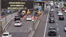 Kendaraan melintas di Gerbang Tol Semanggi, Jakarta, Rabu (20/5/2020). Ketua Gugus Tugas Percepatan Penanganan COVID-19 Doni Monardo menerbitkan surat edaran tentang kriteria pembatasan perjalanan orang dalam rangka percepatan penanganan COVID-19. (Liputan6.com/Angga Yuniar)