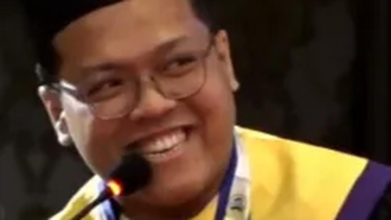 Wisudawan bernama Rafi berhasil mencuri perhatian para hadirin yang datang pada Wisuda 234 di Universitas Airlangga. <br>