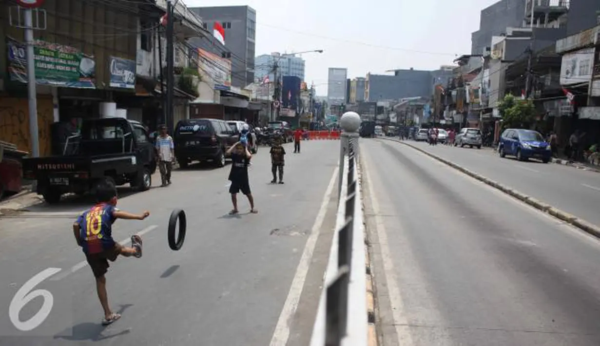 Jalan di Kampung Pulo terlihat sepi usai bentrok antara warga dengan Satpol PP, Jakarta, Jumat (21/8/2015). Sebelumnya, warga bersikeras menolak penggusuran rumah mereka oleh petugas Satpol PP. (Liputan6.com/Gempur Surya)