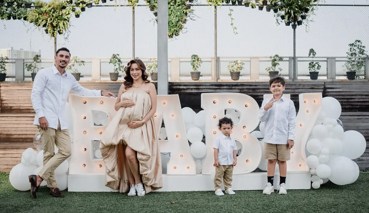 Dia dan suami bergitu bersyukur karena kebahagiaan keluarga kecilnya akan terasa semakin lengkap setelah lahir anak ketiga dalam hitungan bulan. (Foto: Instagram/ inijedar)