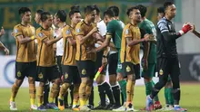 Pemain Bhayangkara FC dan pemain Persebaya Surabaya saling bersalaman usai laga pekan ketiga BRI Liga 1 2022/2023 antara Bhayangkara FC melaran Persebaya Surabaya di Stadion Wibawa Mukti, Cikarang, Minggu (07/08/2022). (Bola.com/Bagaskara Lazuardi)