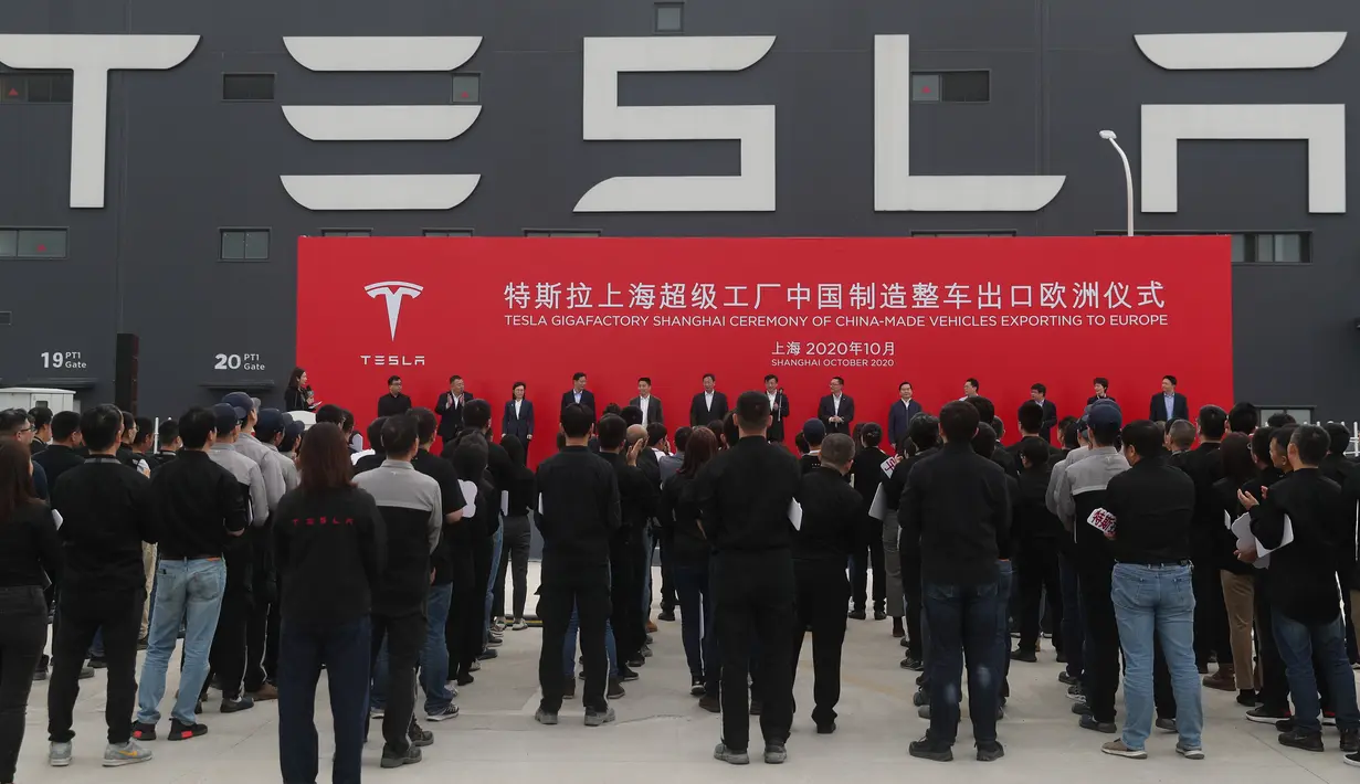 Sebuah upacara menandai ekspor kendaraan Tesla Model 3 yang diproduksi di China digelar di gigafactory Tesla di Shanghai, China pada 26 Oktober 2020. Pabrikan mobil AS, Tesla mengumumkan akan mengekspor 7.000 kendaraan Model 3 yang diproduksi di China ke Eropa pada Selasa (27/10). (Xinhua/Ding Ting)