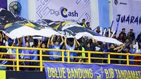 Pendukung tim voli putri Bandung BJB Tandamata memberikan dukungan kepada Shella Bernadetha dkk. saat tampil di putaran pertama PLN Mobile Proliga 2023 di GOR Indoor Si Jalak Harupat, Bandung. (Bola.com/Erwin Snaz)