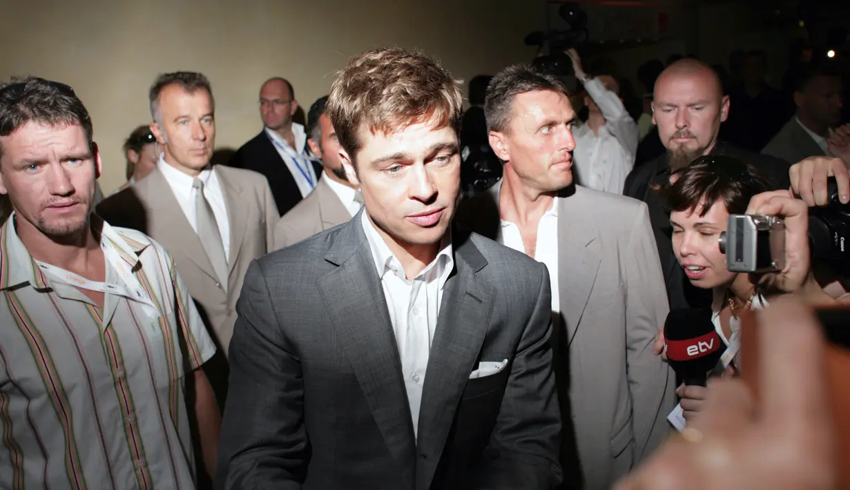 Bercerai dengan Angelina Jolie bukanlah hal yang menggembirakan untuk Brad Pitt, pemeran Mr.Smith ini ternyata menyimpan rasa sedih yang mendalam. Terdapat beberapa hal yang menyebabkan kesedihan Pitt meradang. (AFP/Bintang.com)