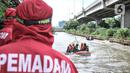 Petugas gabungan mengevakuasi korban dengan perahu karet saat simulasi penanganan banjir di Kalimalang, Cipinang Melayu, Rabu (17/11/2021). Simulasi digelar dalam rangka kesiapsiagaan petugas dalam penanganan korban banjir, terutama evakuasi warga yang terpapar Covid-19 (merdeka.com/Iqbal S Nugroho)