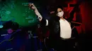 Sebuah makser dikenakan pada patung lilin legenda pop dunia, Michael Jackson di Madame Tussauds di Istanbul, Sabtu (11/7/2020). Dibuka kembali, sejumlah sosok tokoh terkenal di museum itu dipakaikan masker untuk meningkatkan kesadaran terhadap penyebaran Covid-19. (AP Photo/Emrah Gurel)