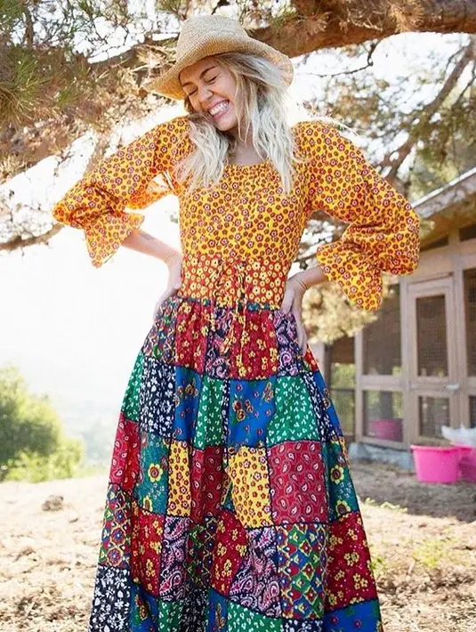 Sumber mengatakan bahwa kedua orangtua dan empat saudara Miley Cyrus hadir dalam pernikahan itu. (instagram/mileycyrus)