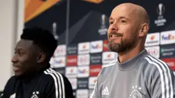 Pelatih Ajax Amsterdam, Erik ten Hag (kanan) dan kiper Andre Onana saat memberikan konferensi pers menjelang laga 32 besar Liga Europa 2019/2020 melawan Getafe di Amsterdam ArenA, Belanda, 26 Februari 2020. (AFP/ANP/Olaf Kraak)