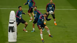 Penyerang Spanyol, Aspas menyundul bola saat mengikuti sesi latihan di stadion Wanda Metropolitano di Madrid, (26/3). Spanyol akan bertanding melawan Argentina pada laga persahabatan internasional pada Rabu (28/3) dini hari. (AP Photo / Francisco Seco)