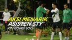Thumbnail cover video aksi menarik asisten Shin Tae-yong, Kim Bong-soo, saat mengajari salah satu kiper Timnas Indonesia, Selasa (9/11/2021) malam hari WIB (Abdul Aziz/Bola.com)