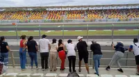 Penonton menyaksikan rangkaian balapan MotoGP Mandalika. (Hendry Wibowo/Bola.com)