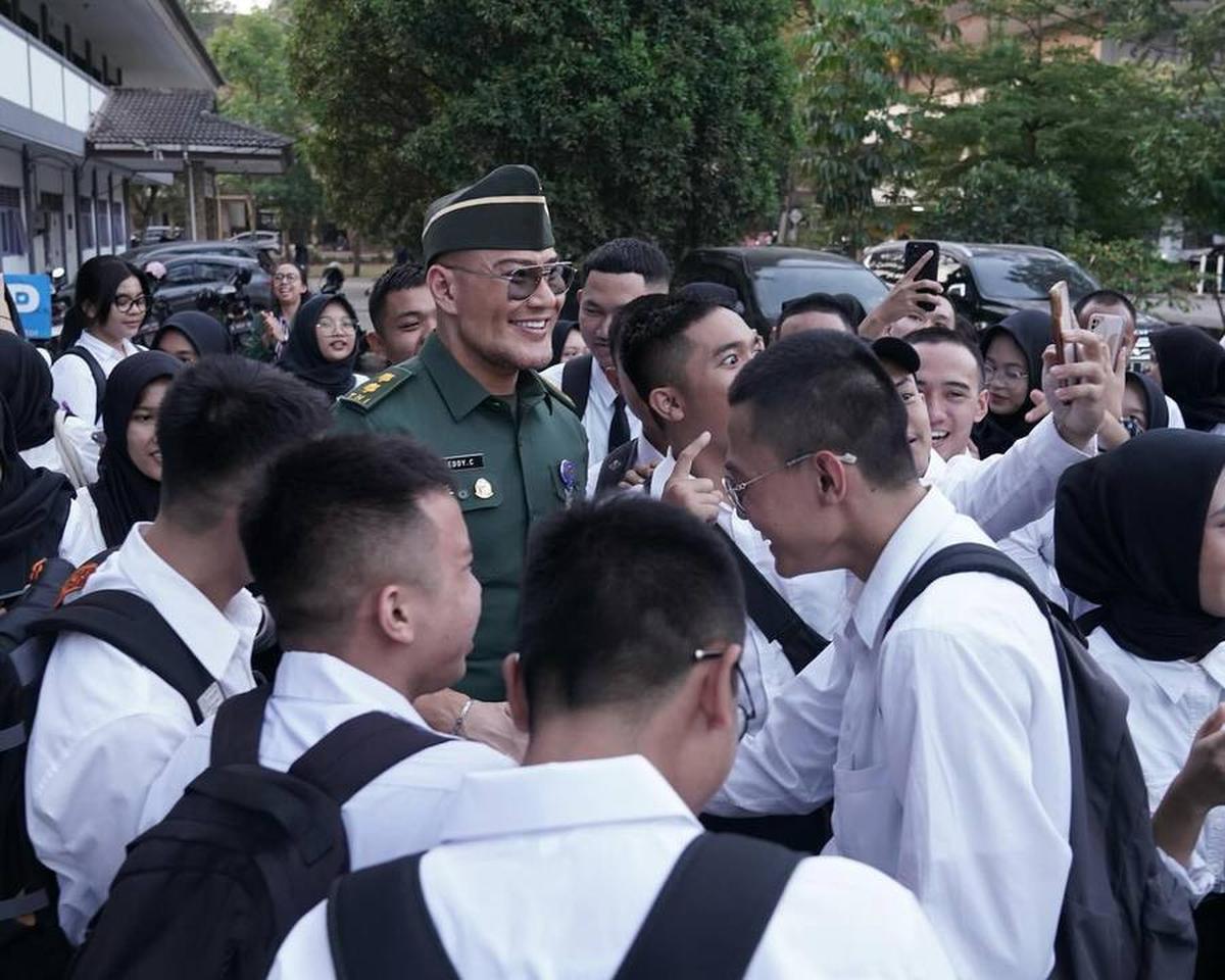 Deddy juga mengatakan bahwa gajinya hanya 700 ribu rupiah setelah dititulerkan tentang bela negara.