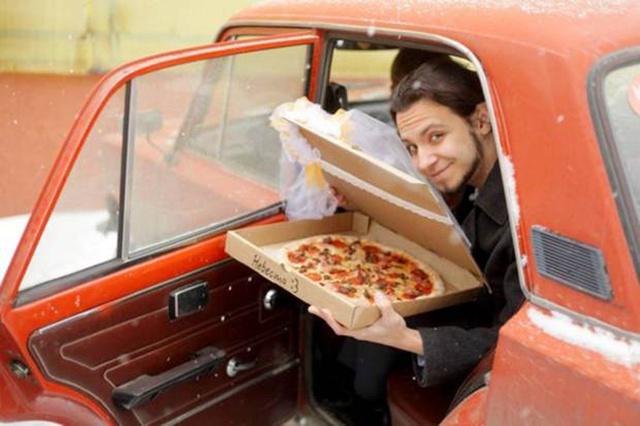 Pria ini terlihat begitu bahagia saat menikahi pizza | Photo: Copyright metro.co.uk 