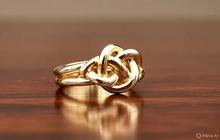 Inspirasi 7 Model Cincin Emas untuk Usia 60-an, Desain Klasik namun Elegan
