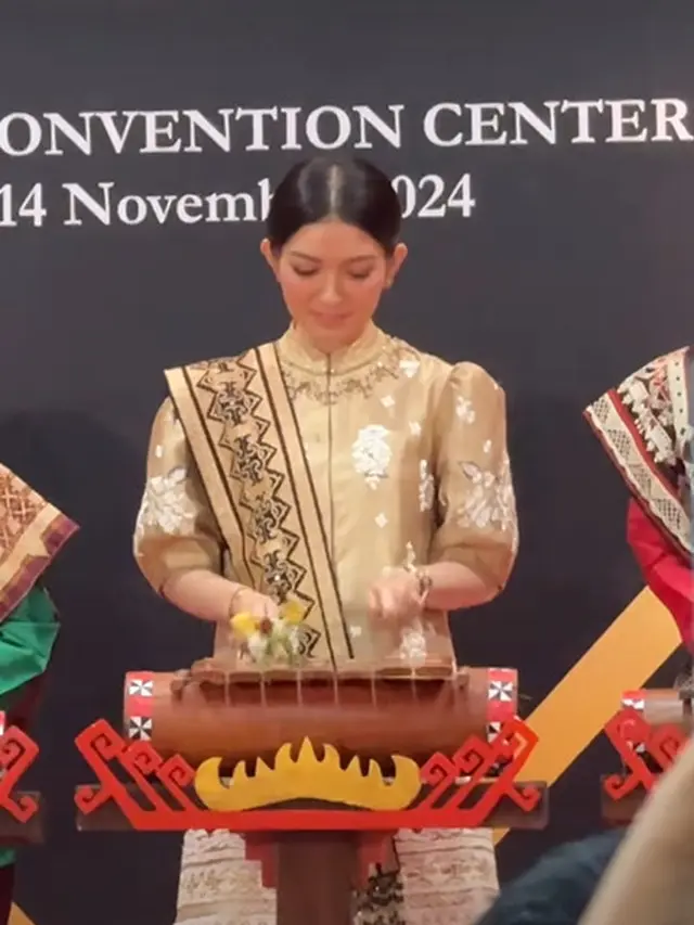 Gaya Serba Emas Selvi Ananda Buka Gelaran Bazaar Amal Women's International Club