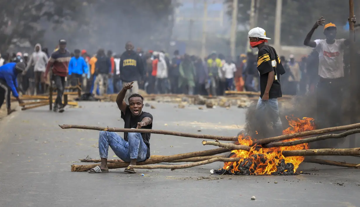 Sementara petugas kesehatan mengatakan lebih dari 50 anak sekolah di ibukota, Nairobi, terkena gas air mata. (AP Photo)