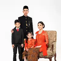 Tepat di momen pelantikan Gibran Rakabuming Raka sebagai Wakil Presiden RI 2024-2029, dirinya turut serta mengajak keluarganya untuk melakoni pemotretan bersama. [@riomotret].
