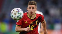 Thorgan Hazard. Adik Eden Hazard ini didatangkan Chelsea dari Lens pada awal 2012/2013 dengan nilai hanya 500 ribu euro dan langsung dipinjamkan ke Zulte Waregem dan Monchengladbach. Tak sekalipun memperkuat Chelsea, ia dibeli Gladbach pada 2015/2016 senilai 8 juta euro. (AFP/Pool/Matthias Hangst)