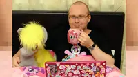 Ian Taylor yang berusia 32 tahun, telah meghabiskan lima tahun untuk mengoleksi pernak-pernik My Little Pony. (Sumber: Daily Star)