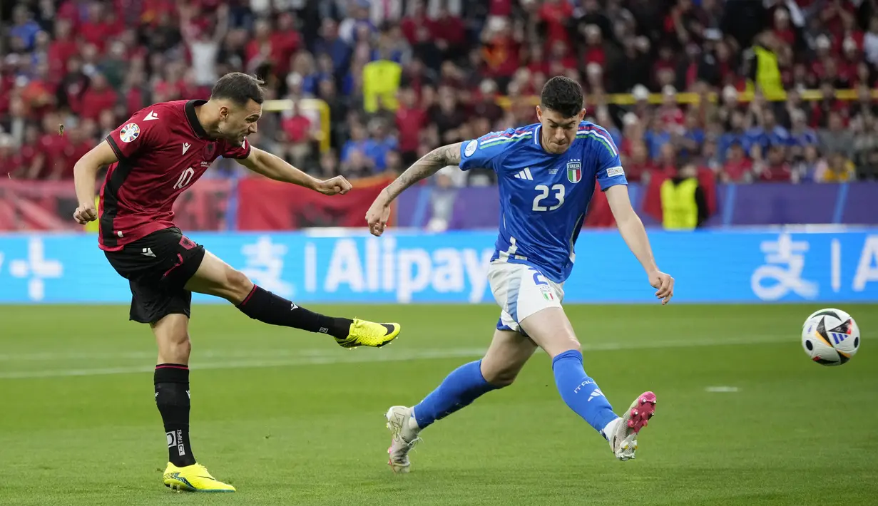 Laga baru berjalan 23 detik, Italia dikejutkan oleh gol Bajrami. Diawali kesalahan lemparan ke dalam Federico Dimarco, Bajrami yang berdiri di kotak penalti lawan dengan cerdik mencuri bola. (AP Photo/Alessandra Tarantino)