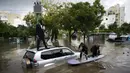 Petugas Israel mengunakan perahu kecil membantu pengendara yang mobilnya terjebak banjir di selatan kota Ashkelon, Senin (9/11).  Hujan di Ashkelon yang kurang dari satu jam telah membuat kota ini kebanjiran. (REUTERS/Amir Cohen)
