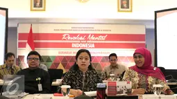 Menko PMK Puan Maharani memberikan keterangan saat rapat khusus di Kantor Menko PMK, Jakarta, Selasa (2/2). Rapat membahas nasib ribuan pengungsi Gafatar yang berada di penampungan usai mereka diusir penduduk di Kalimantan. (Liputan6.com/Angga Yuniar)