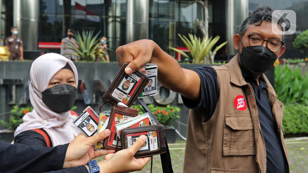 FOTO: Momen Novel Baswedan dkk Tinggalkan Gedung Merah Putih KPK