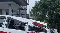 Ambulans Bawa Pasien Ringsek Tertimpa Pohon Tumbang di Sukabumi