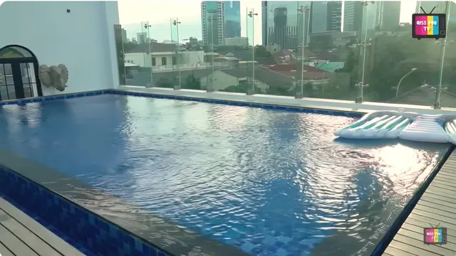 7 Potret Rooftop Rumah Eko Patrio, Kolam Renang Mewah hingga Lift Makanan Canggih