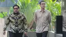 Direktur Utama PT. Samantaka Batubara, James Rijanto (kanan) didampingi kuasa hukumnya tiba untuk menjalani pemeriksaan di Gedung KPK, Jakarta, Jumat (17/5/2019). James diperiksa sebagai saksi dalam kasus suap PLTU Riau-1 yang menjerat Dirut PLN nonaktif Sofyan Basir. (merdeka.com/Dwi Narwoko)