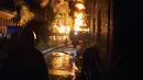 Petugas pemadam kebakaran Layanan Darurat Negara Ukraina memadamkan api setelah serangan roket Rusia menghantam pembangkit listrik di Kharkiv, Ukraina, Minggu (11/9/2022). Pemadaman total telah melanda wilayah Kharkiv  dan Donetsk karena serangan roket tersebut. (AP Photo/Kostiantyn Liberov)