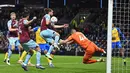 <p>Pemain Burnley Jay Rodriguez (tengah) mencetak gol ke gawang Southampton yang kemudian dianulir setelah tinjauan VAR pada pertandingan Liga Inggris di Turf Moor, Burnley, Inggris, 21 April 2022. Burnley menang 2-0. (Oli SCARFF/AFP)</p>