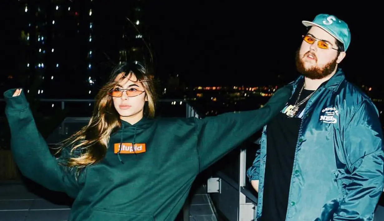 Masih memakai kacamata oranya, Valerie yang berfoto dengan rekannya ini juga keren banget memakai sweater berwarna hitam.  (Instagram/valeriethomas)